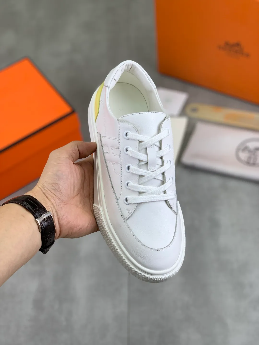 Men's men's shoes 💰P640 new top version original order Hermes couples 🧑‍🤝‍🧑 style Drift Sneaker autumn new casual sports shoes original purchase development and production H family men's classic series technical breathable fabrics with cowhide casual sports shoes casual sports dad shoes combine high-tech breathable materials and cowhide, H family exclusive button decoration on the side The outsole is full of H italic design and bright colors to show vitality and continue the brand design inspiration. Stroll around the city lightly and feel free and comfortable. Exquisite packaging at the delivery counter🛍📦 ▪️Fabric: original customized breathable material + first layer of cowhide ▪️Inner: cowhide feet ▪️Outsole: molded and evacuated PU+TPU material ▪️Size: 35-45 Multiple colors available Premium packaging